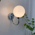 Applique murale globe avec finition chromée pour usage résidentiel