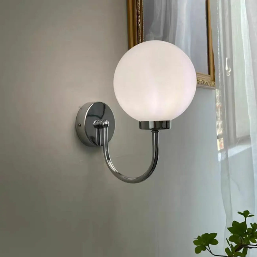 Applique murale globe avec finition chromée pour usage résidentiel