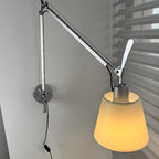 Lampada da Parete in Metallo con Braccio Orientabile e Paralume in Tessuto per Camera da Letto