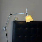 Lampada da Parete in Metallo con Braccio Orientabile e Paralume in Tessuto per Camera da Letto