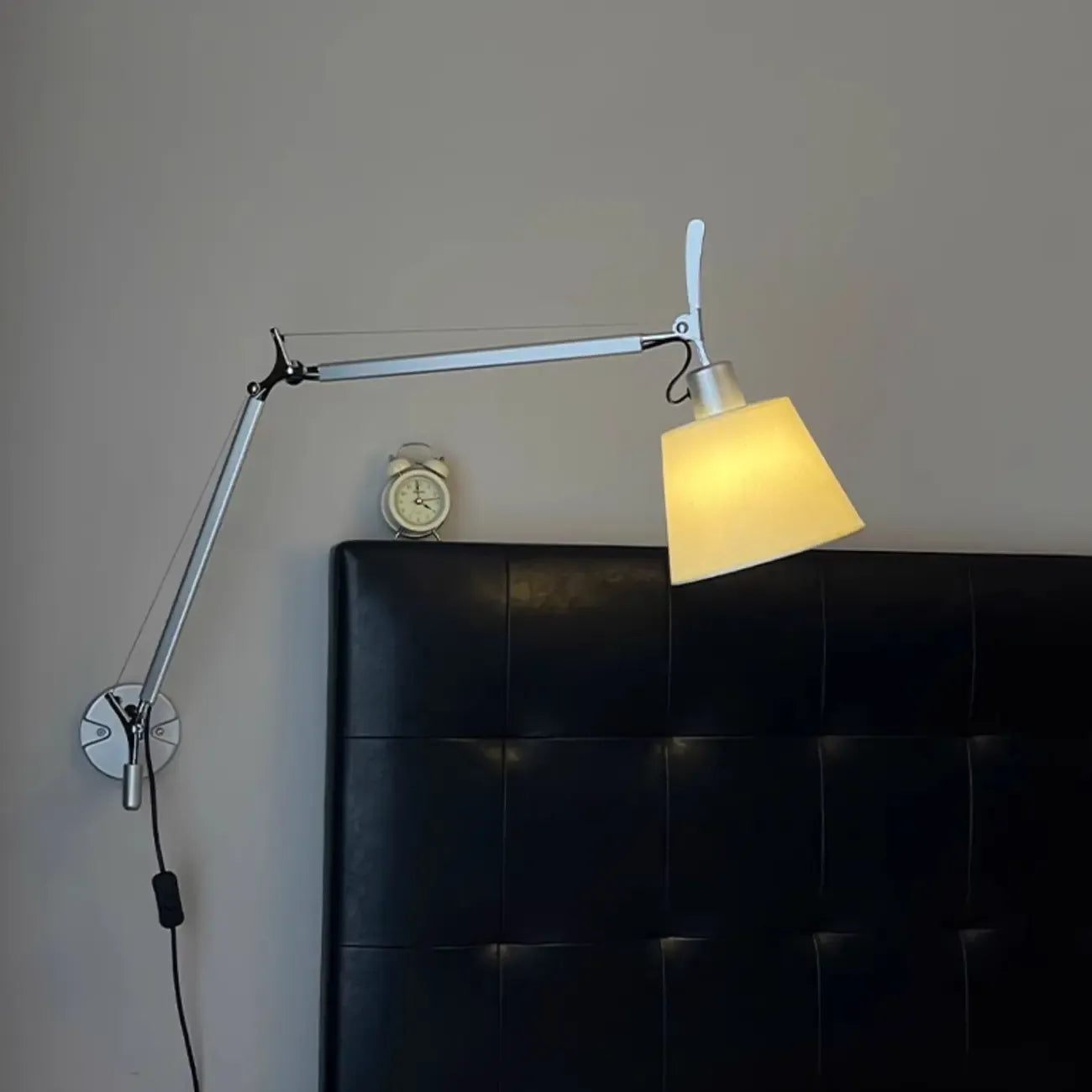 Lampada da Parete in Metallo con Braccio Orientabile e Paralume in Tessuto per Camera da Letto
