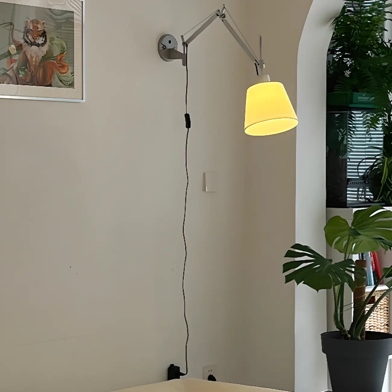 Lampada da Parete in Metallo con Braccio Orientabile e Paralume in Tessuto per Camera da Letto