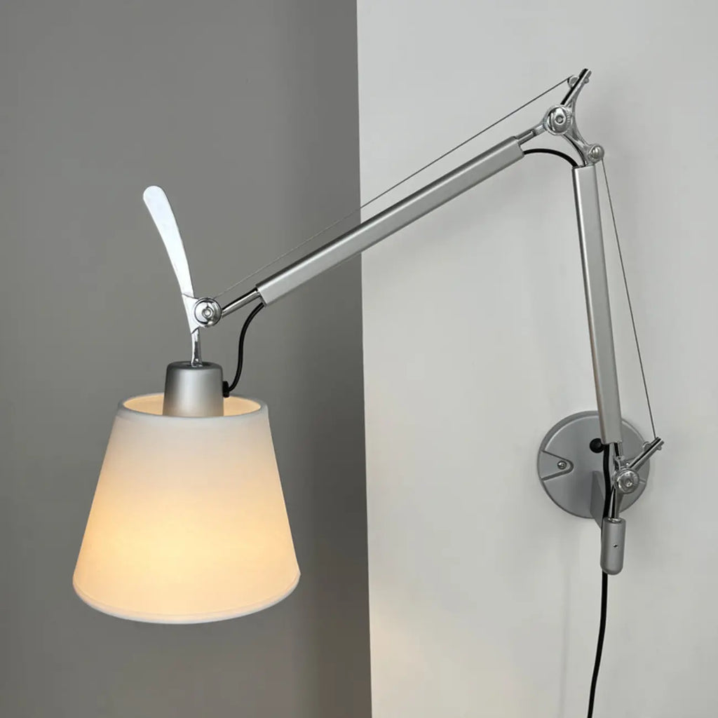 Lampada da Parete in Metallo con Braccio Orientabile e Paralume in Tessuto per Camera da Letto