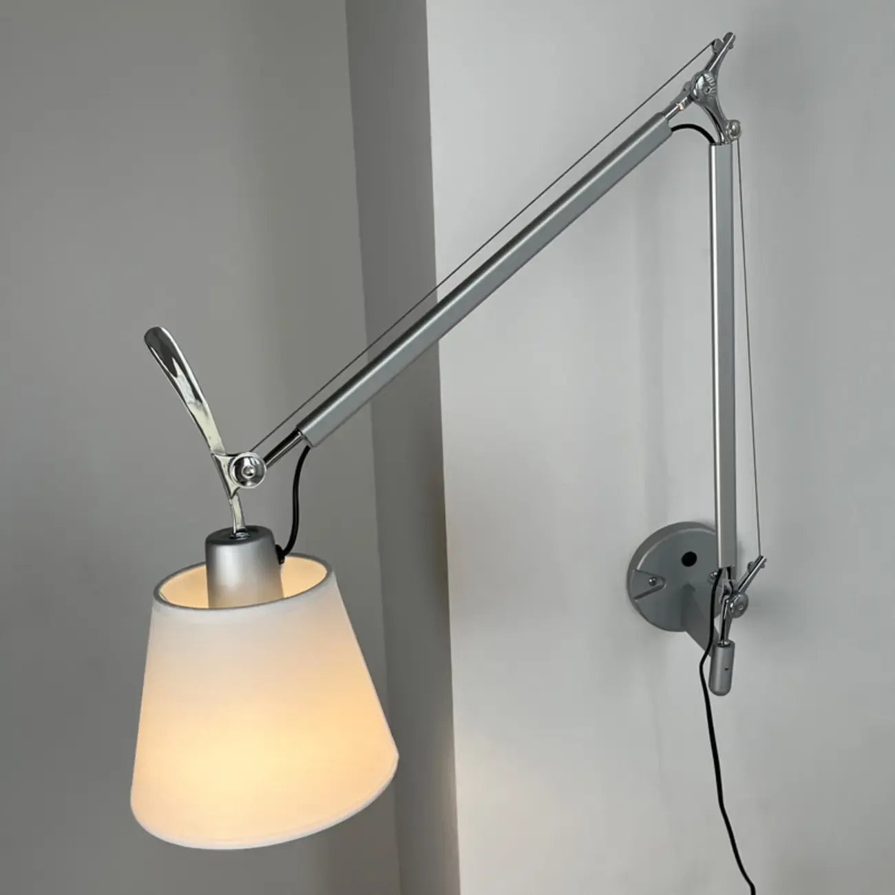 Lampada da Parete in Metallo con Braccio Orientabile e Paralume in Tessuto per Camera da Letto
