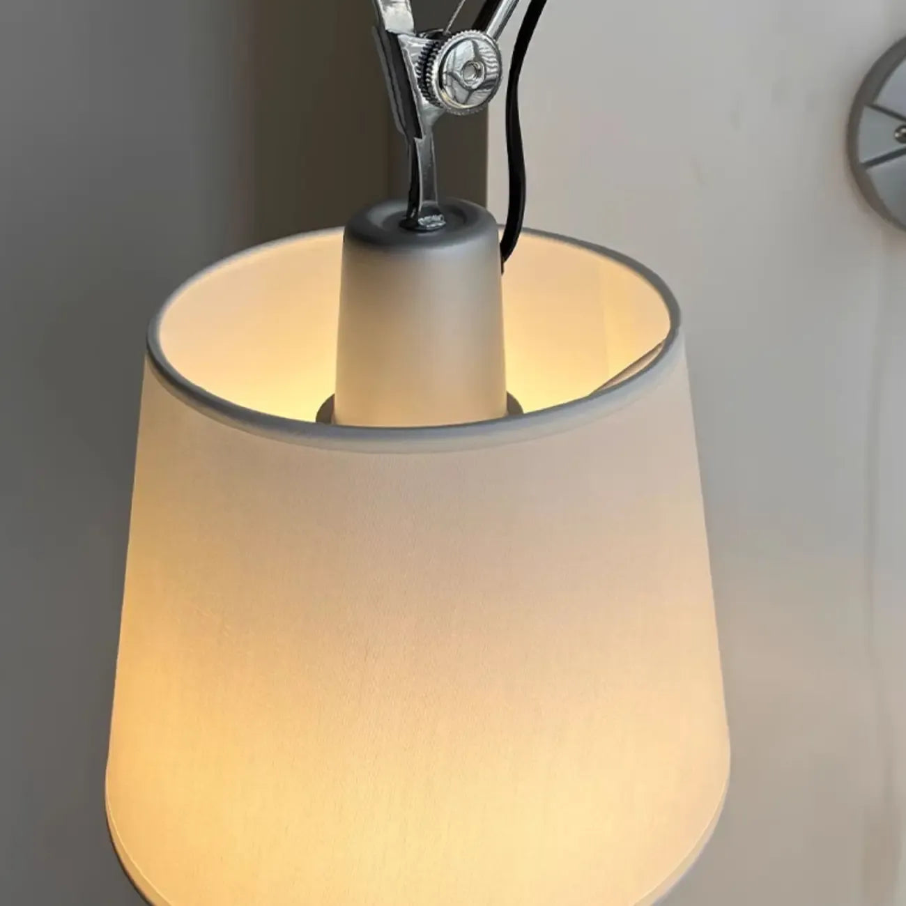 Lampada da Parete in Metallo con Braccio Orientabile e Paralume in Tessuto per Camera da Letto