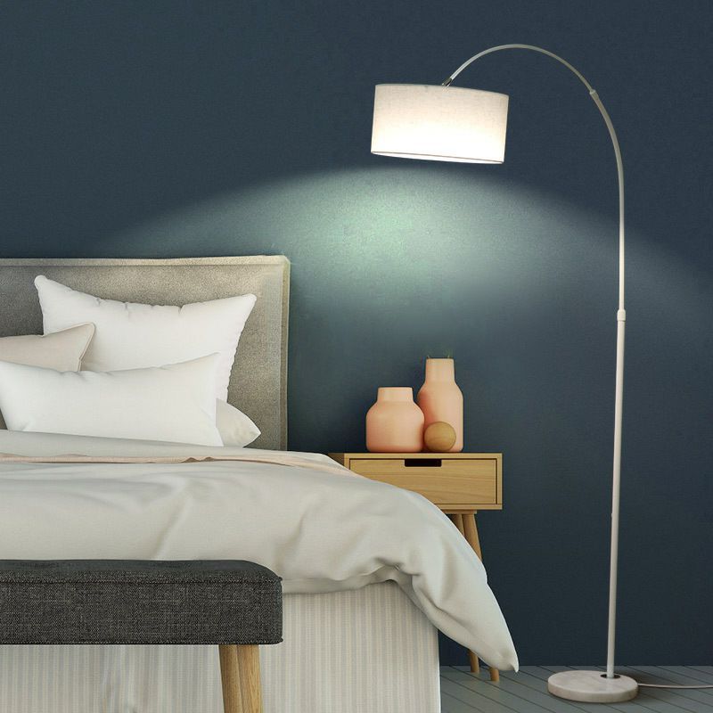 Lampadaire moderne à arc réglable avec abat-jour cylindrique pour salon