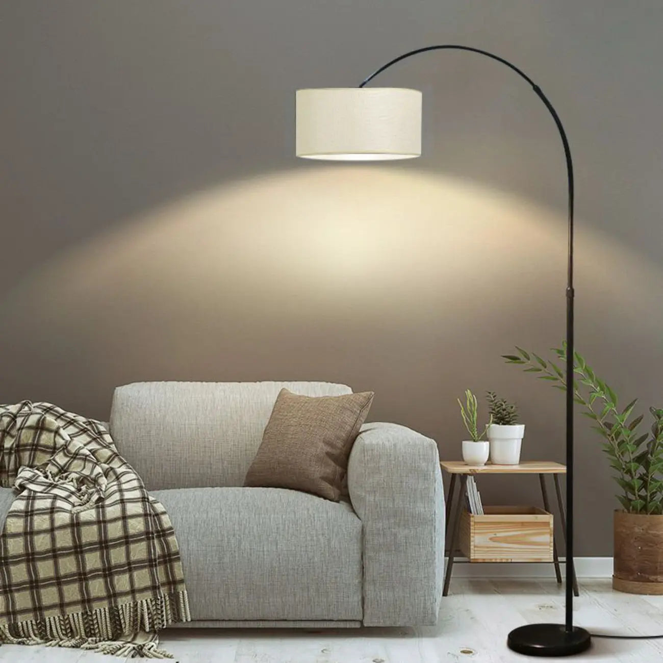 Lampadaire moderne à arc réglable avec abat-jour cylindrique pour salon
