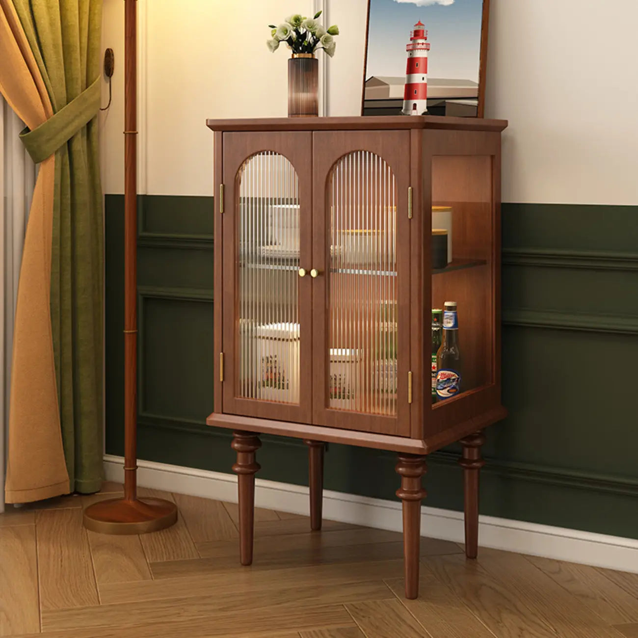 Armoire de rangement traditionnelle en bois noir cannelé et verre transparent