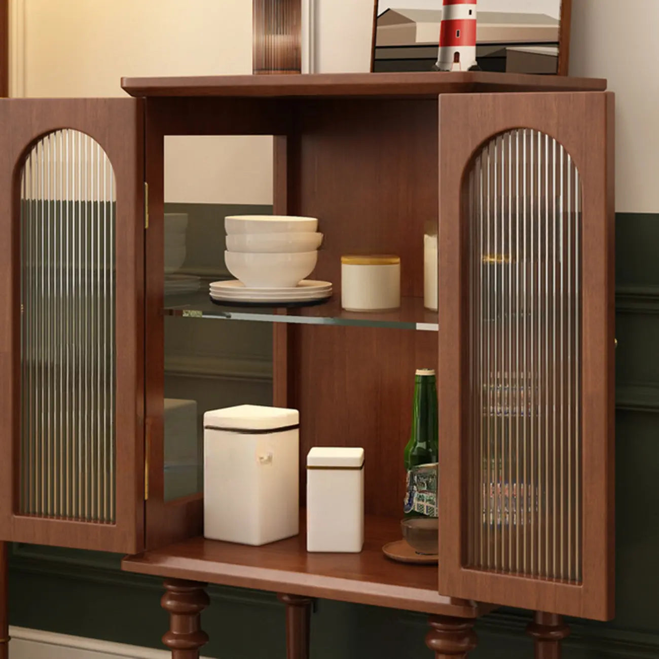 Armoire de rangement traditionnelle en bois noir cannelé et verre transparent