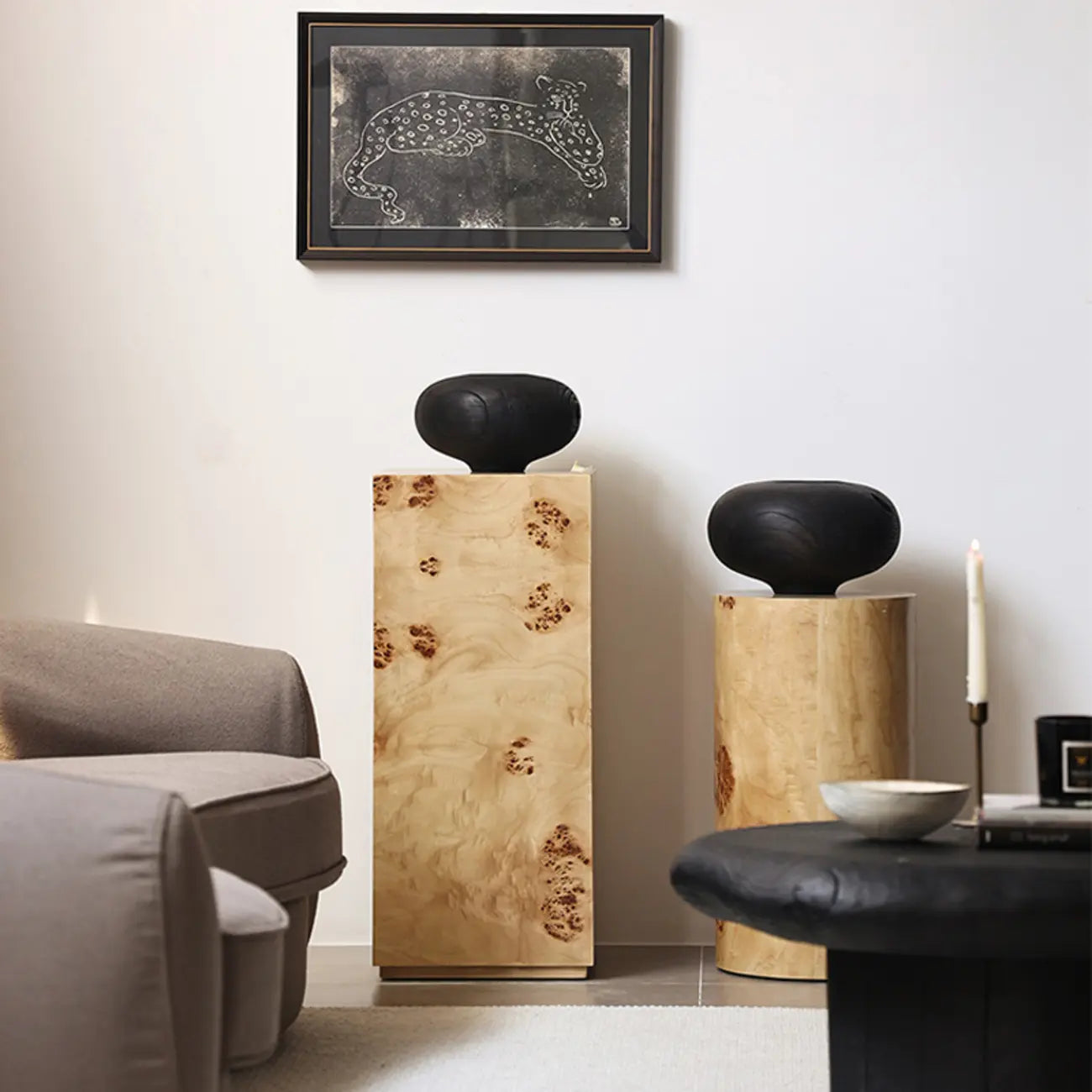 Table d'appoint cylindrique en bois clair avec piètement bloc.