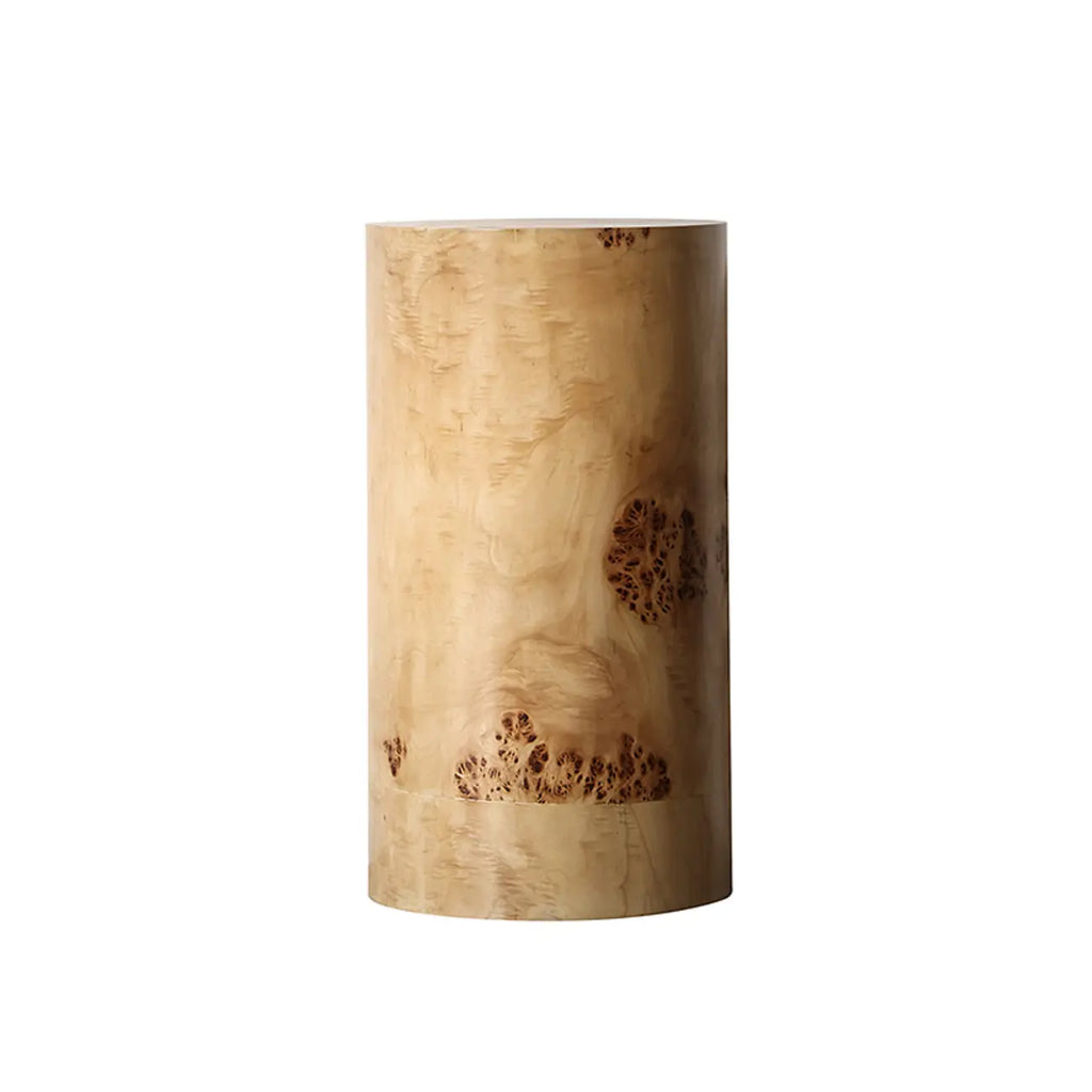 Table d'appoint cylindrique en bois clair avec piètement bloc.