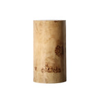 Table d'appoint cylindrique en bois clair avec piètement bloc.