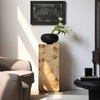 Table d'appoint cylindrique en bois clair avec piètement bloc.