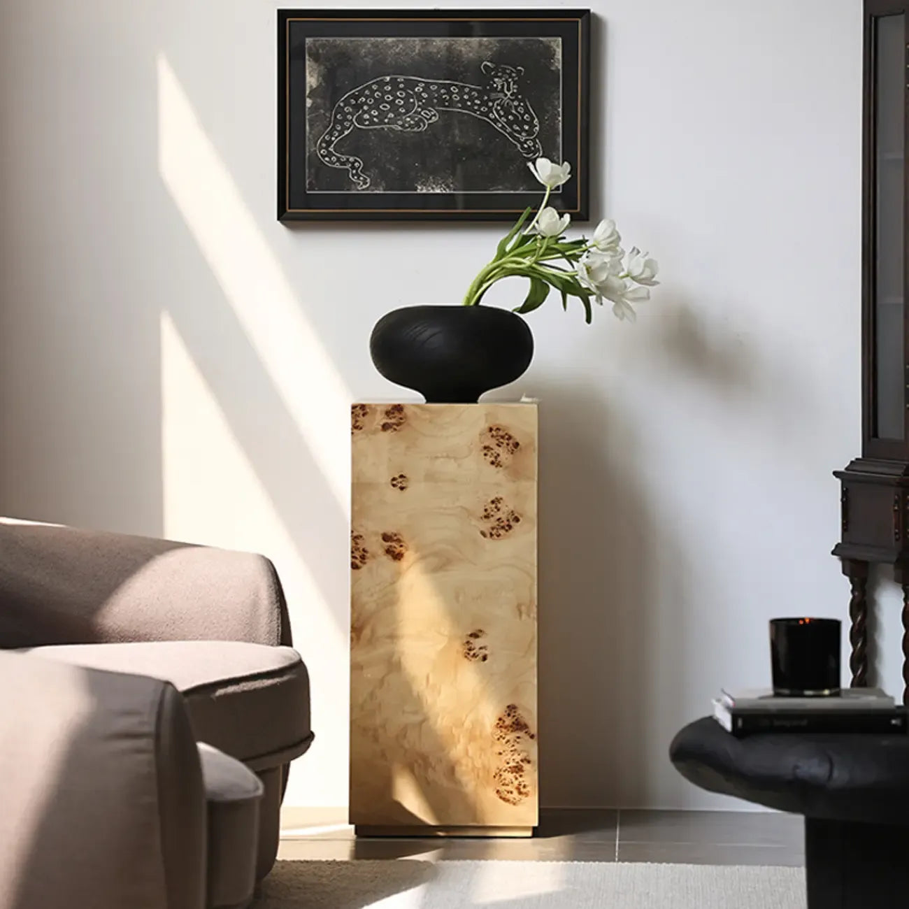 Table d'appoint cylindrique en bois clair avec piètement bloc.