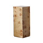 Table d'appoint cylindrique en bois clair avec piètement bloc.