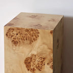 Table d'appoint cylindrique en bois clair avec piètement bloc.