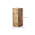Table d'appoint cylindrique en bois clair avec piètement bloc.