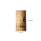 Table d'appoint cylindrique en bois clair avec piètement bloc.