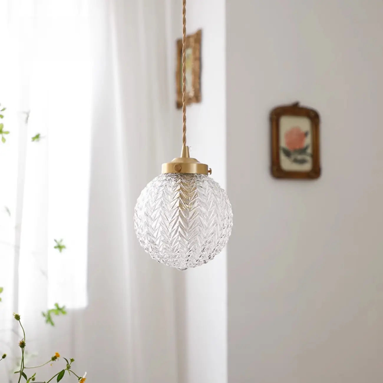 Suspension moderne en verre sculpté doré