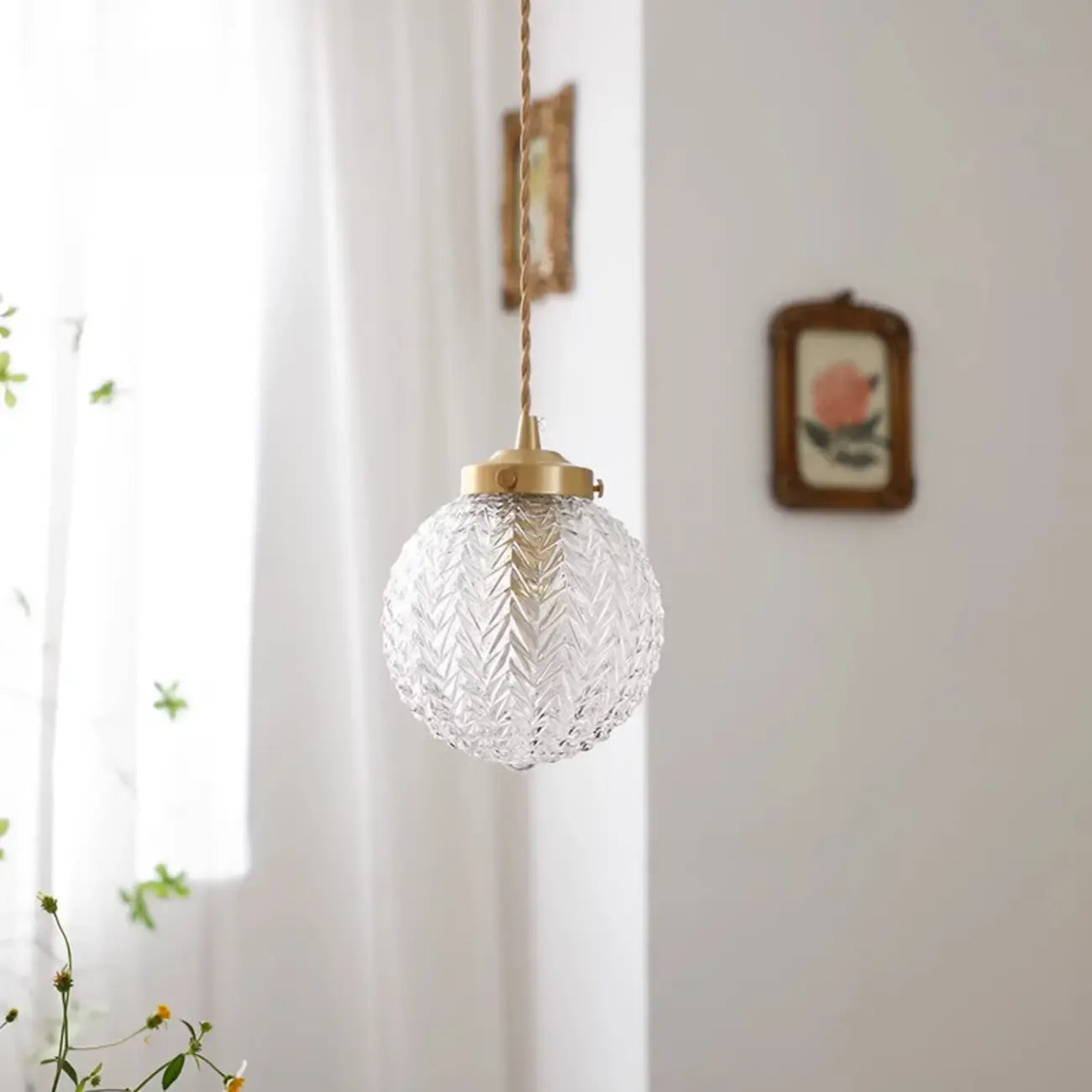 Suspension moderne en verre sculpté doré