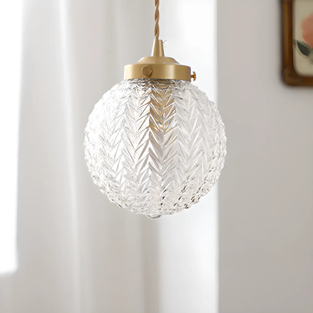 Suspension moderne en verre sculpté doré