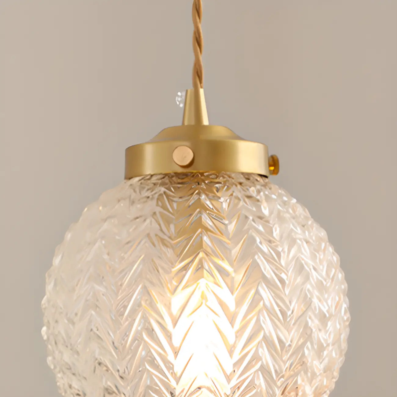 Suspension moderne en verre sculpté doré