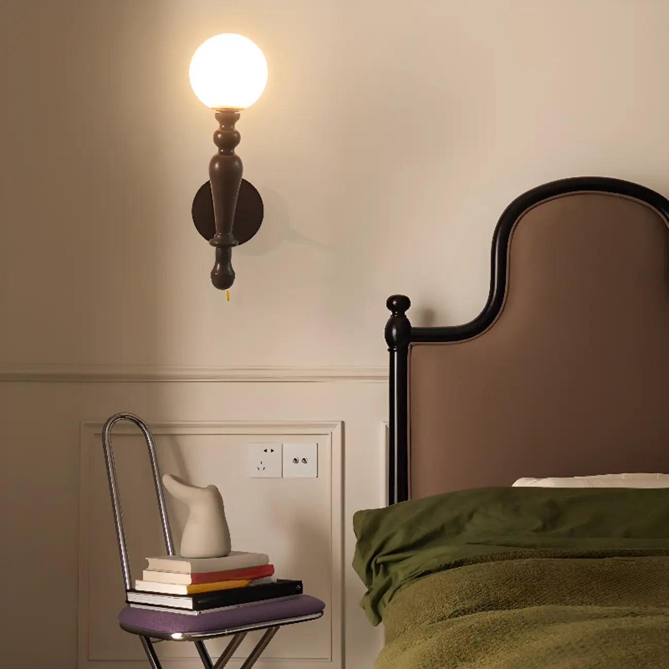 Applique murale rétro en bois avec abat-jour boule et chaînette