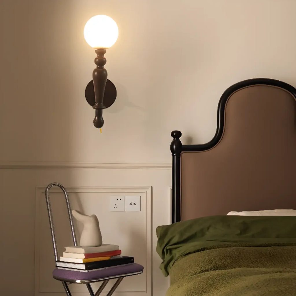 Applique murale rétro en bois avec abat-jour boule et chaînette