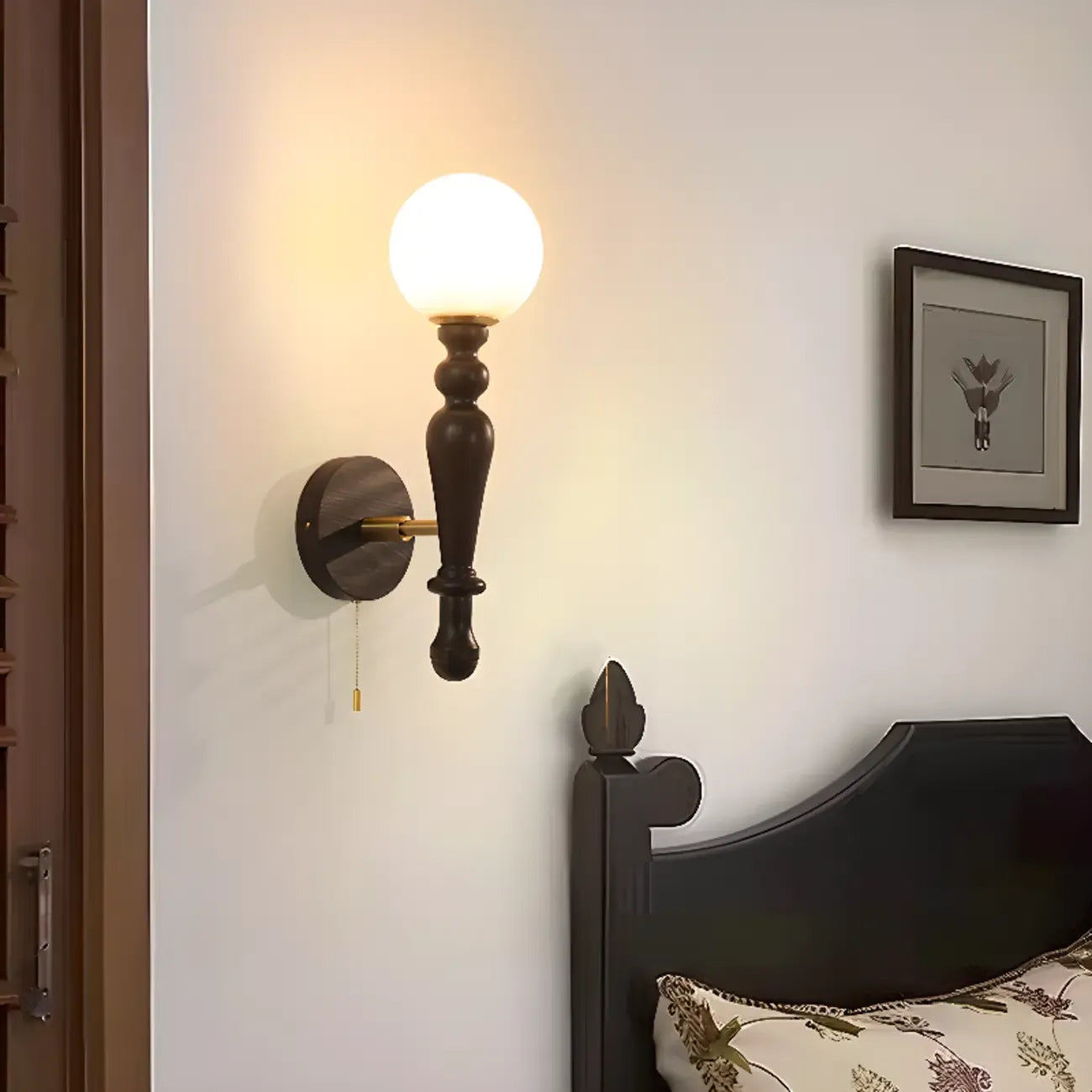 Applique murale rétro en bois avec abat-jour boule et chaînette