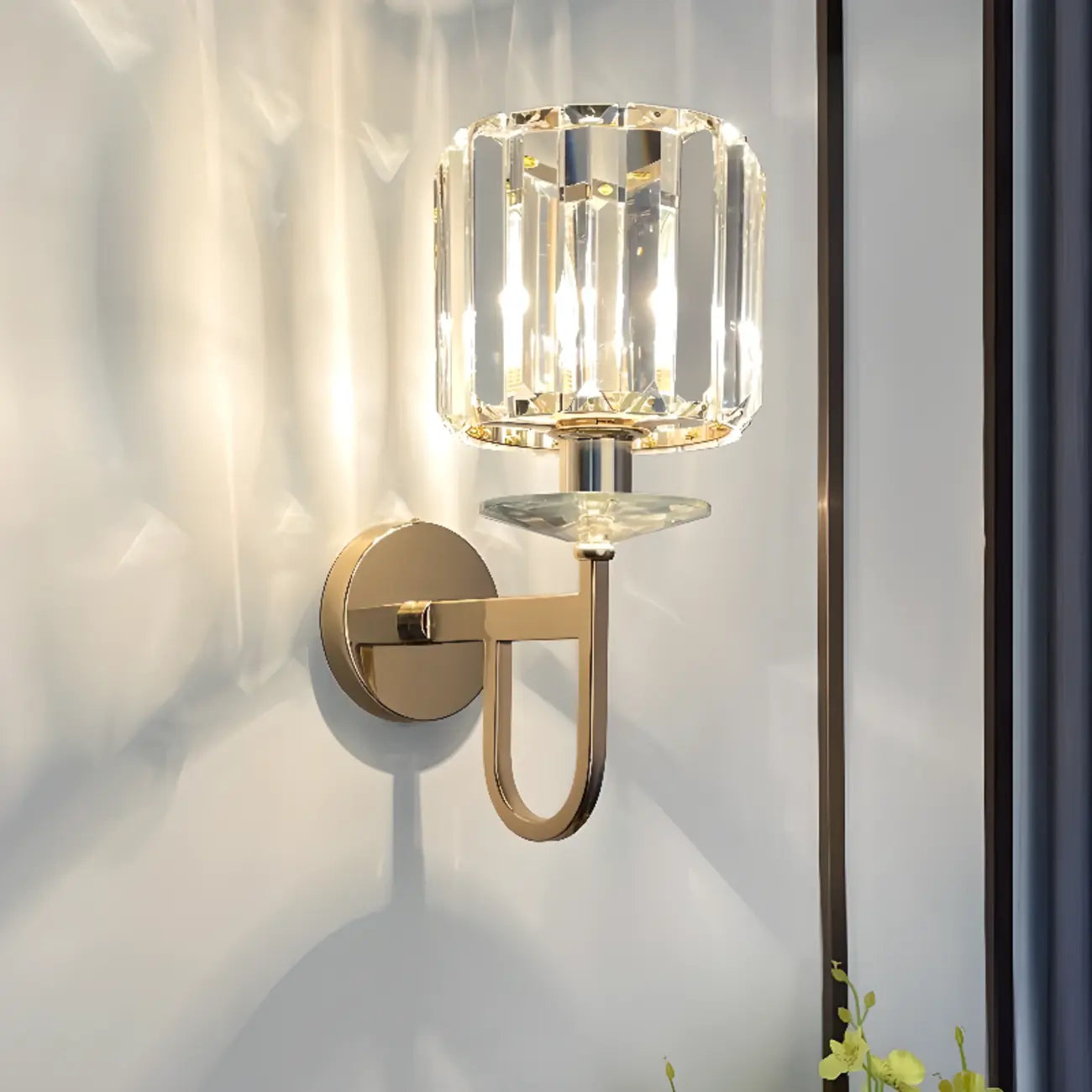 Applique murale élégante en métal doré lisse et cristal