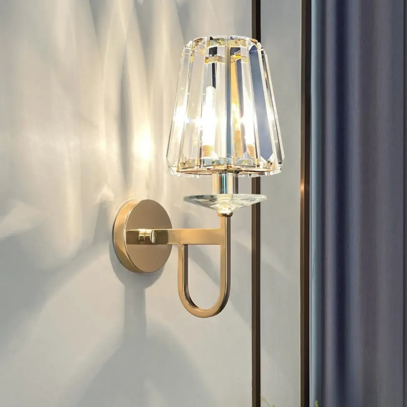 Applique murale élégante en métal doré lisse et cristal