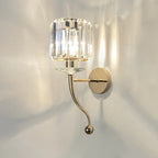 Applique murale élégante en métal doré lisse et cristal
