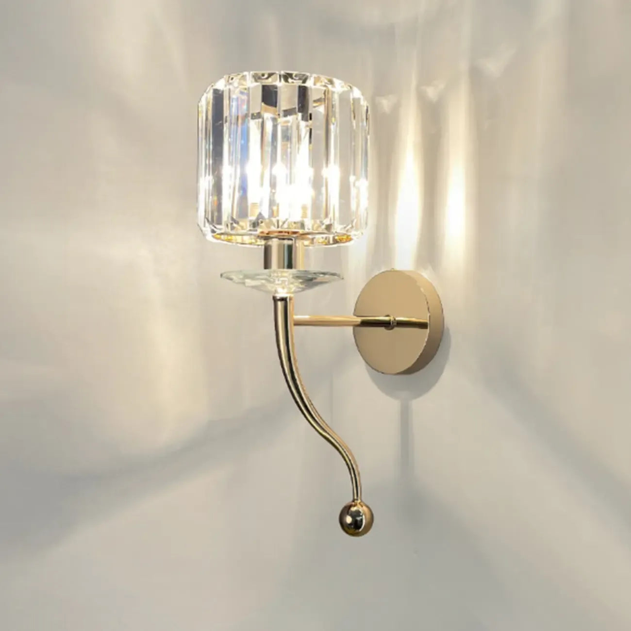 Applique murale élégante en métal doré lisse et cristal
