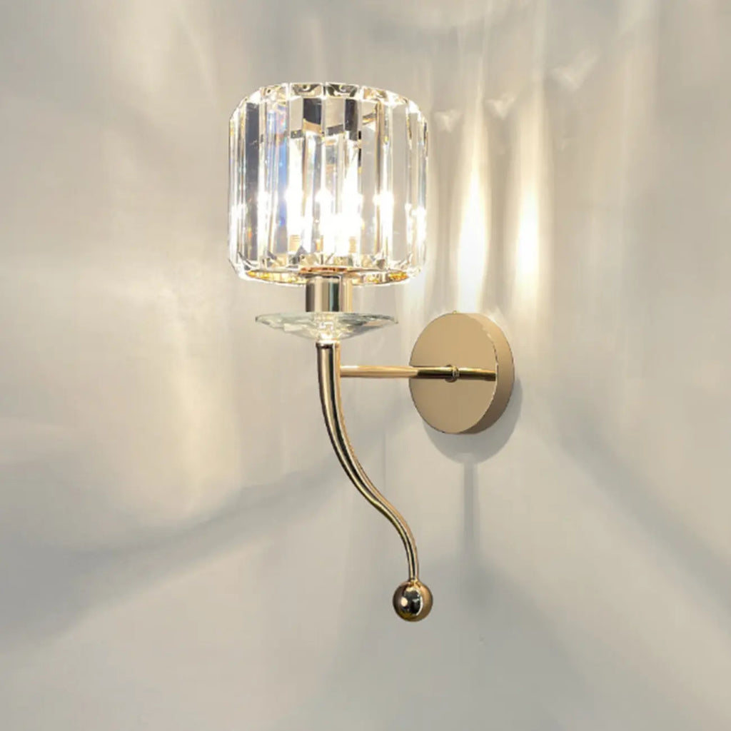 Applique murale élégante en métal doré lisse et cristal