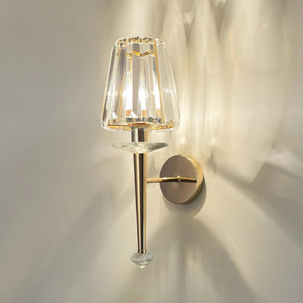 Applique murale élégante en métal doré lisse et cristal