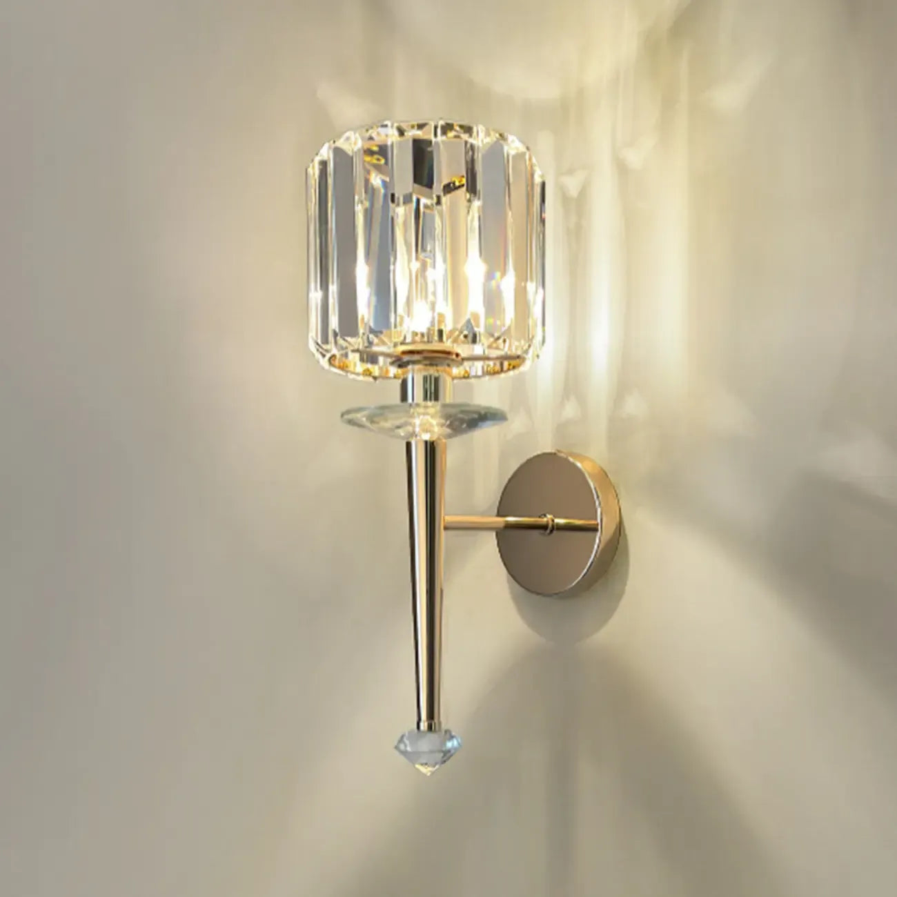 Applique murale élégante en métal doré lisse et cristal