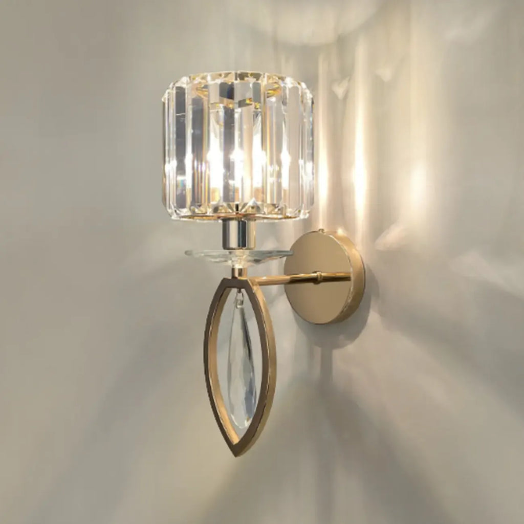 Applique murale élégante en métal doré lisse et cristal