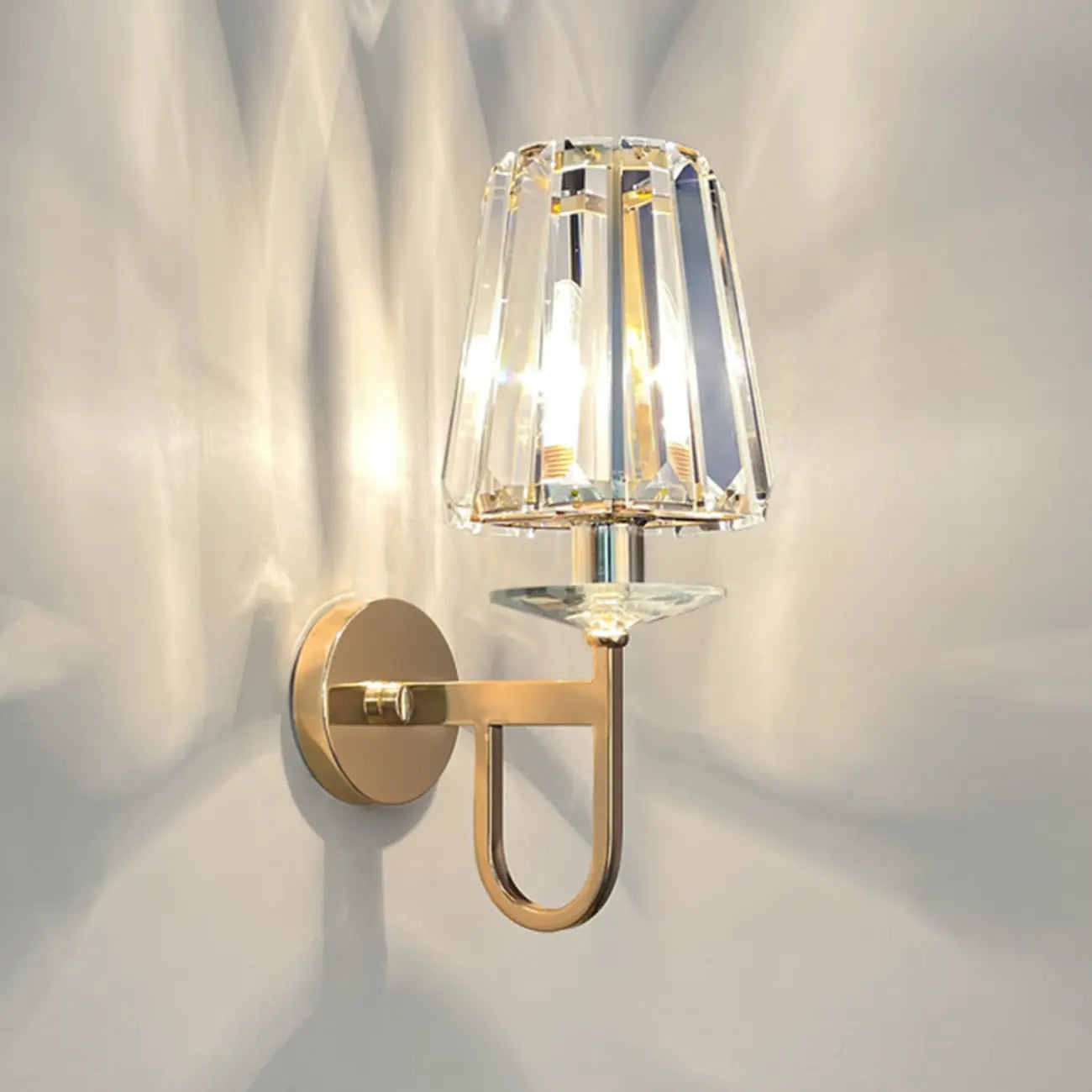 Applique murale élégante en métal doré lisse et cristal