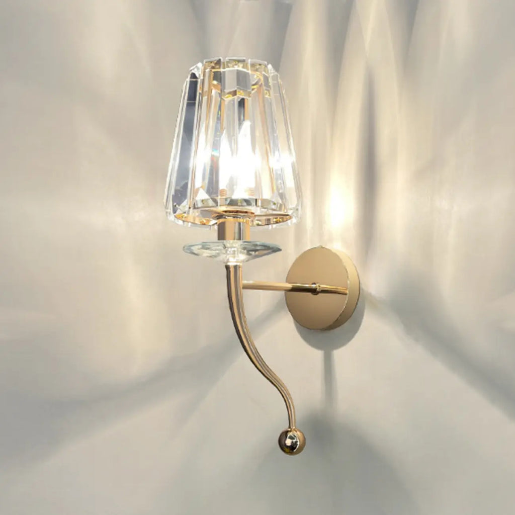 Applique murale élégante en métal doré lisse et cristal
