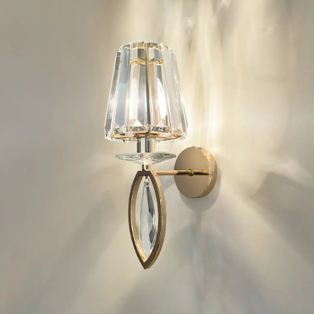Applique murale élégante en métal doré lisse et cristal