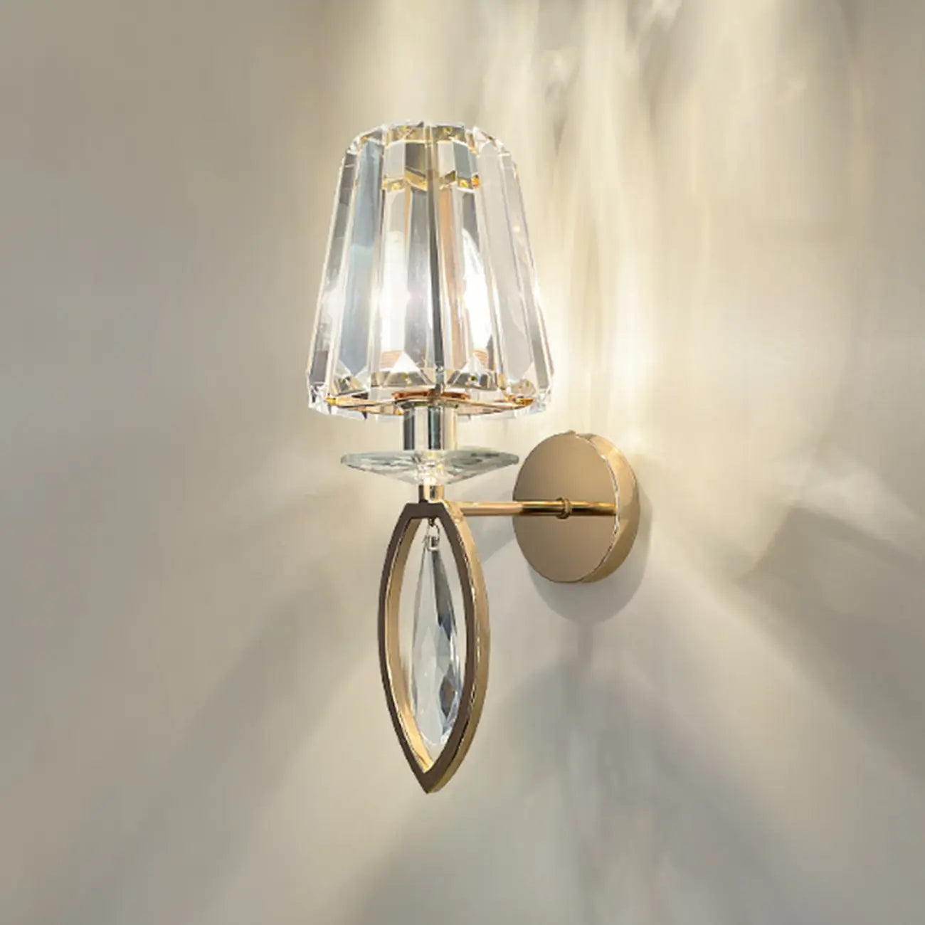 Applique murale élégante en métal doré lisse et cristal