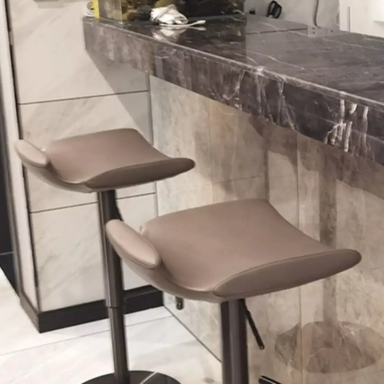 Tabourets de bar pivotants modernes réglables en similicuir