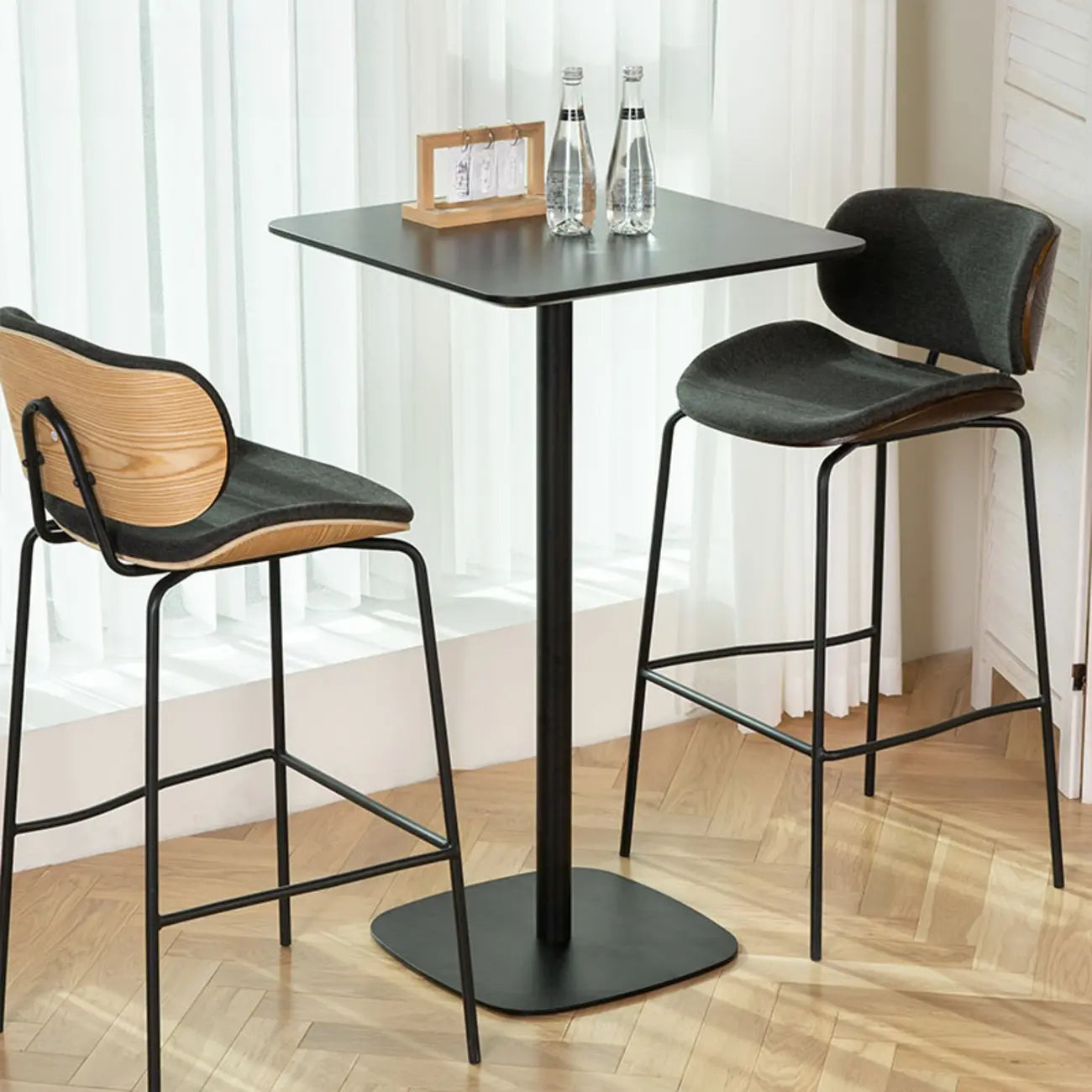 Table de bar carrée minimaliste noire avec piètement en métal pour 2 places
