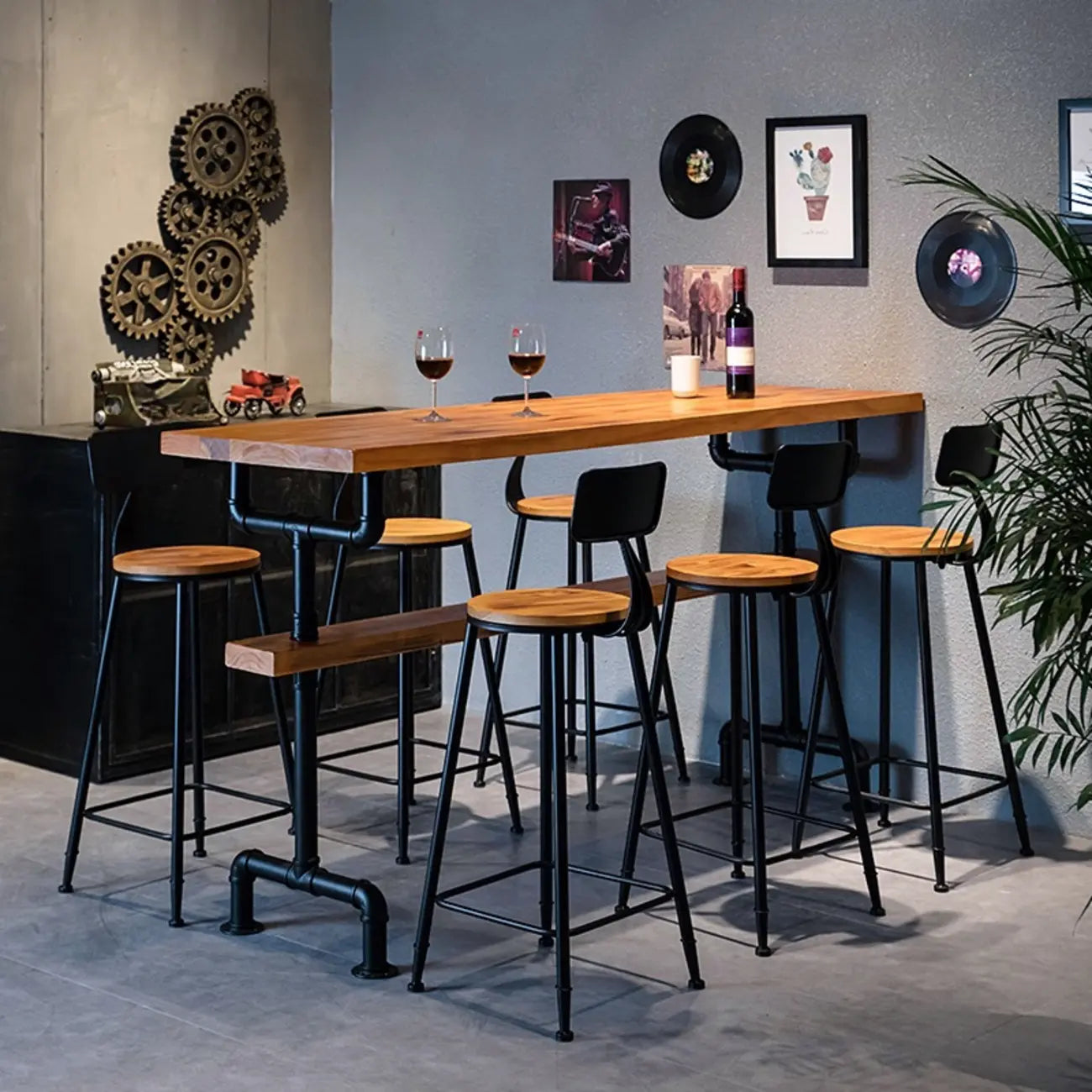 Tables de bar industrielles en bois brun avec plateau fixe et pieds en métal