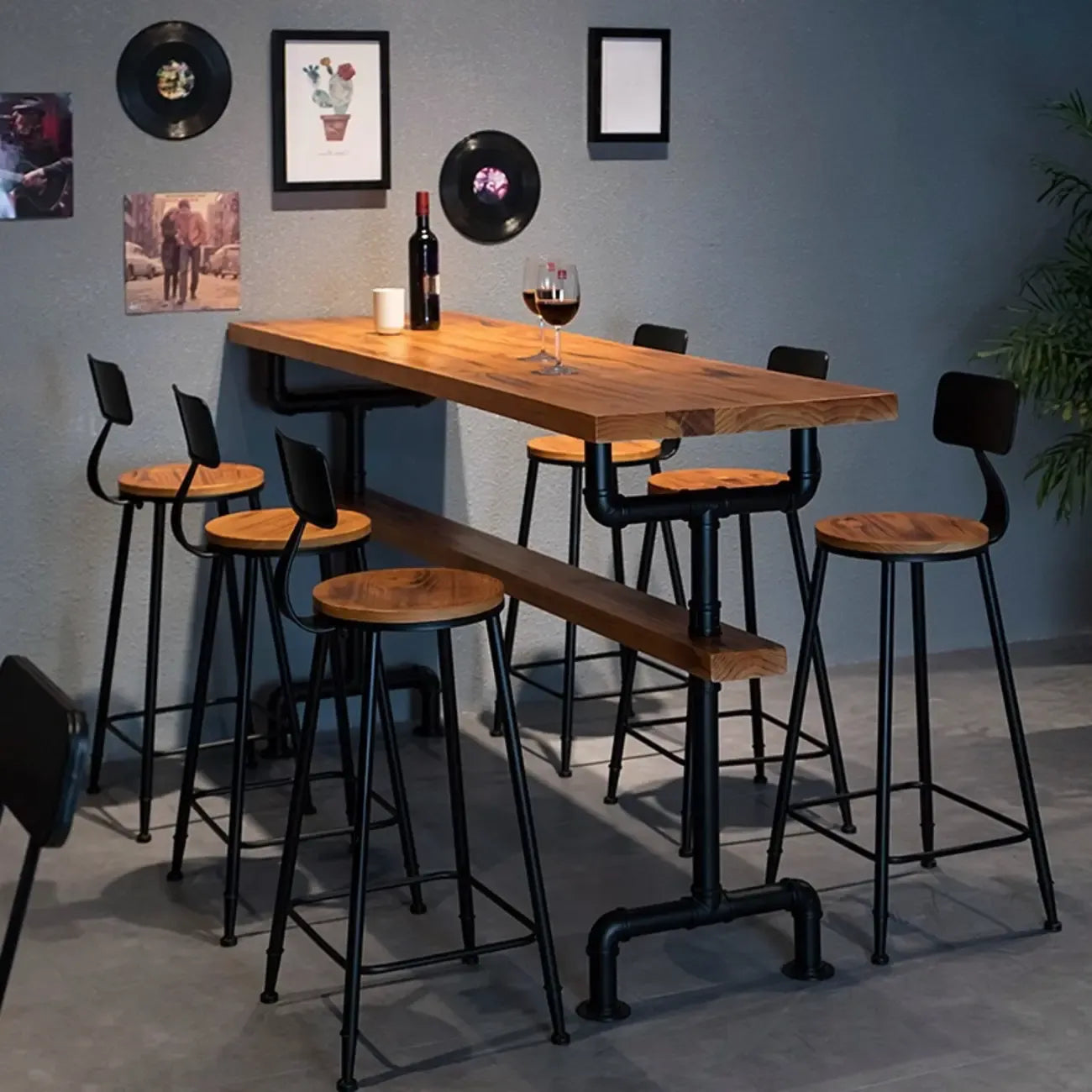 Tables de bar industrielles en bois brun avec plateau fixe et pieds en métal