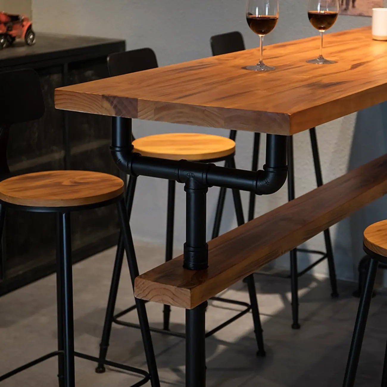 Tables de bar industrielles en bois brun avec plateau fixe et pieds en métal