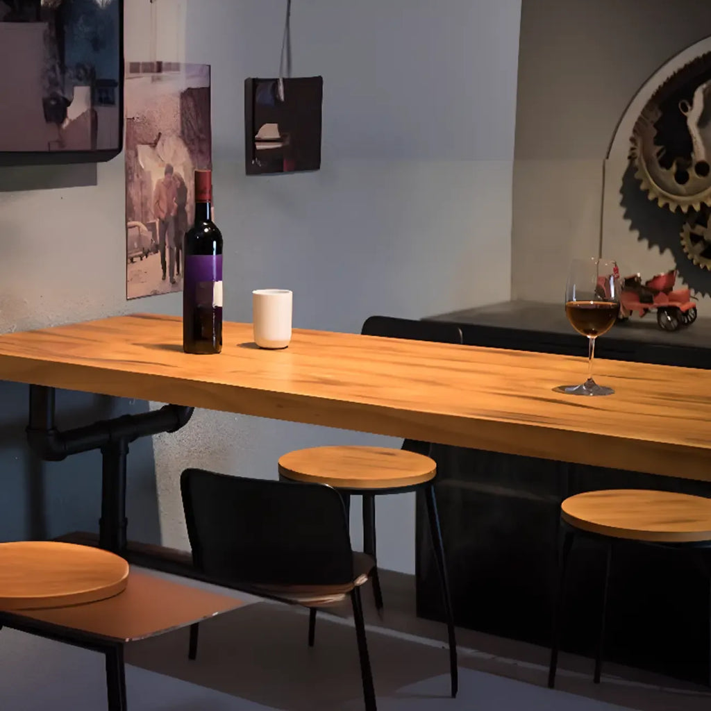 Tables de bar industrielles en bois brun avec plateau fixe et pieds en métal