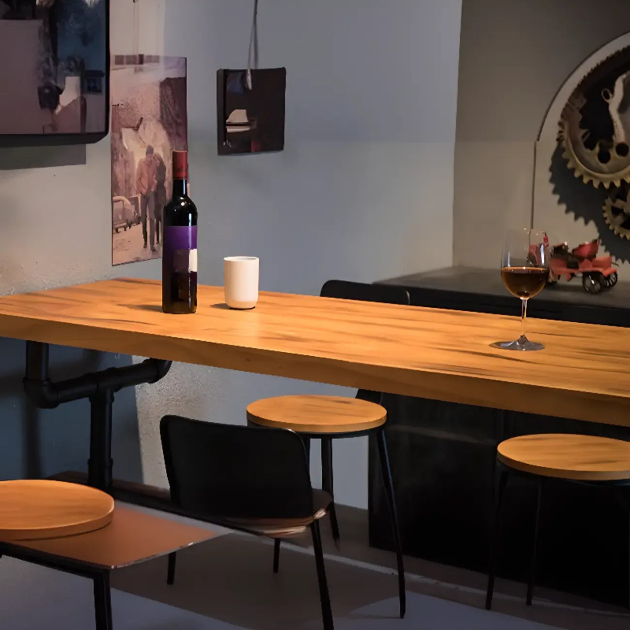 Tables de bar industrielles en bois brun avec plateau fixe et pieds en métal