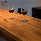 Tables de bar industrielles en bois brun avec plateau fixe et pieds en métal