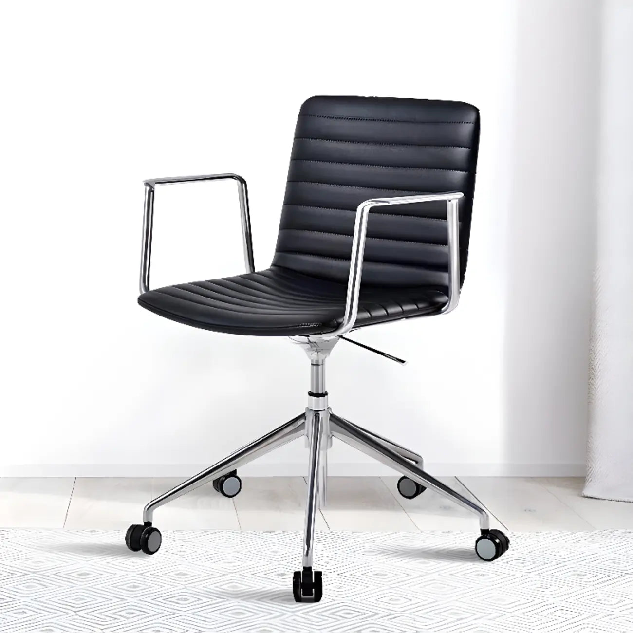 Chaise de bureau pivotante réglable en cuir noir et métal, moderne et élégante